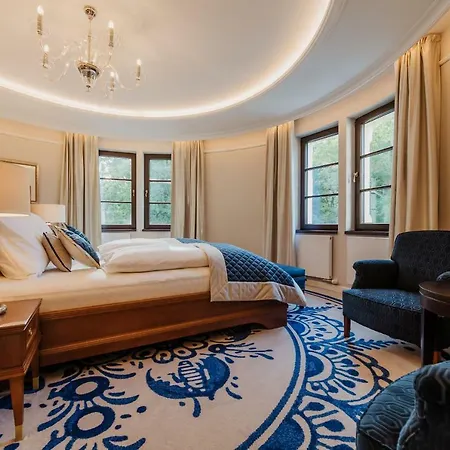 Palace Art Otel 4*