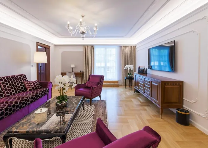 Palace Art Szálloda Bazin